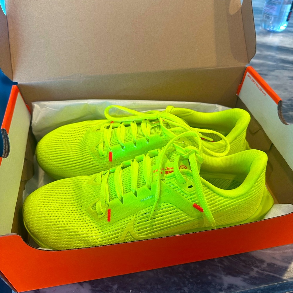 ⭐️ Nike Pegasus 40
Women's Road Running Shoes
Volt/Barely Volt
Size 9.5
